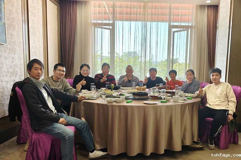 ag8九游官网入口营销团队与工程团队聚餐合影
